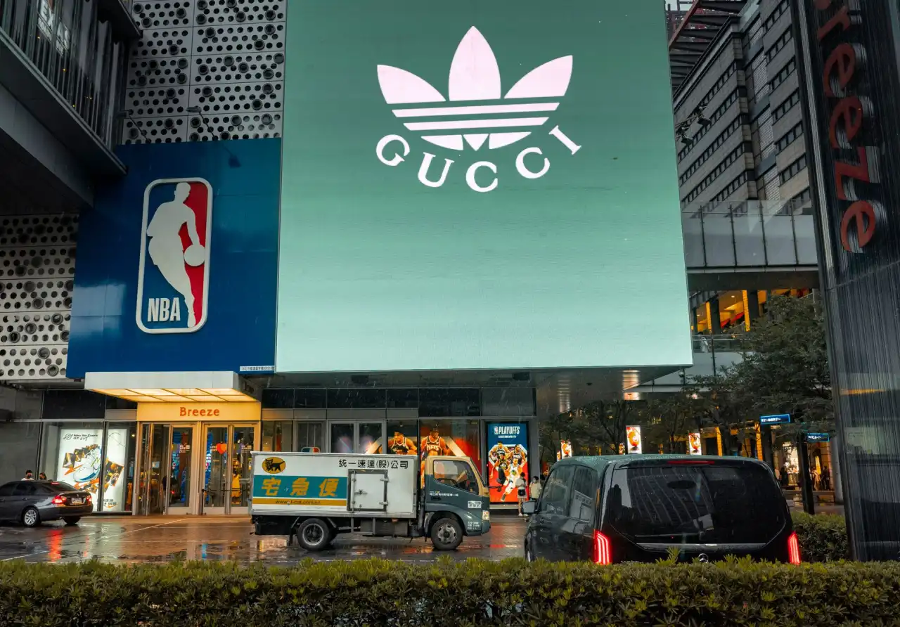 户外广告牌与喷绘招牌选材指南:兼顾耐用性与视觉效果的要点分析正文配图 1