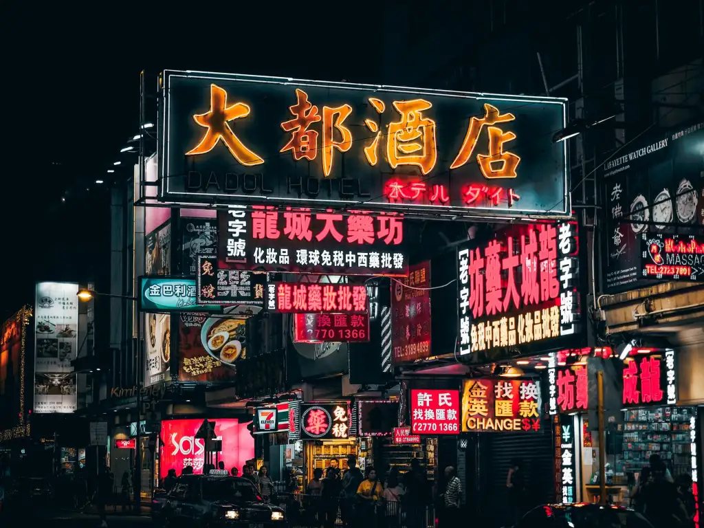 灯箱招牌与发光字对比:商铺广告物料选型实用指南正文配图 1