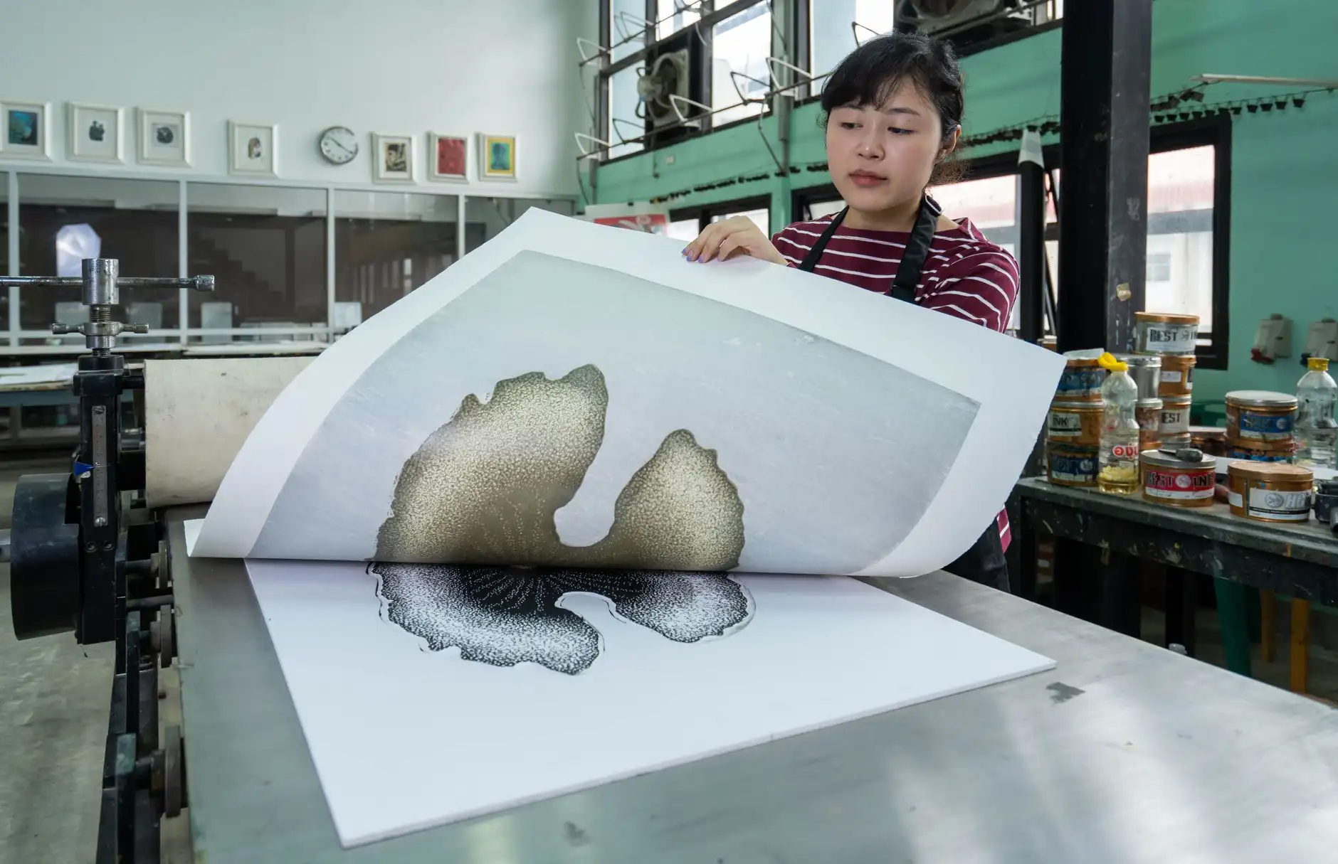 户外广告牌制作工艺对比:喷绘招牌与灯箱招牌的选材与耐用性分析正文配图 1