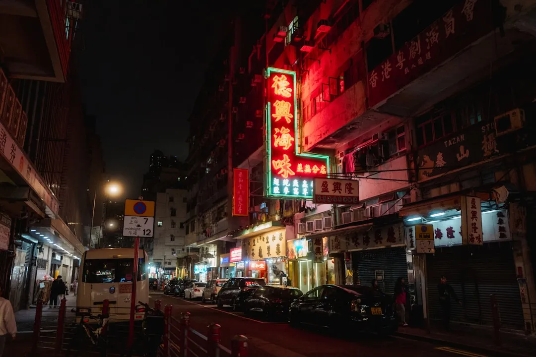 户外广告牌与喷绘招牌材质选择对比:从成本到寿命的全面分析正文配图 2